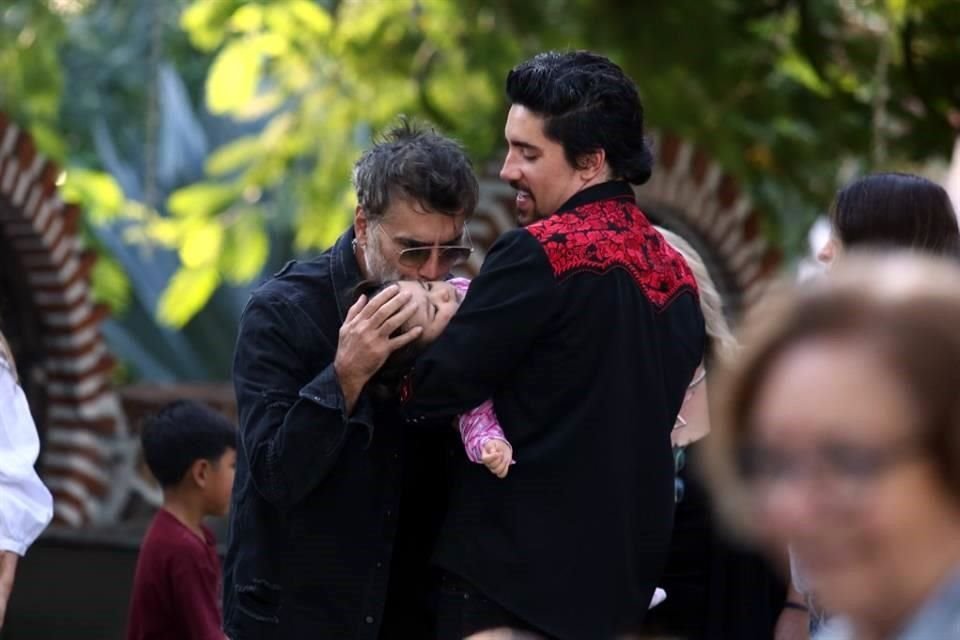 Alejandro Fernández, su hijo Alex y la pequeña Mía.