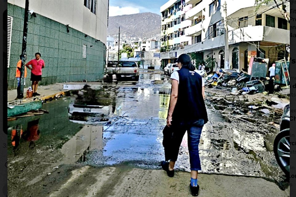 En las calles de Acapulco aún se observa basura, en medio de agua estancada.