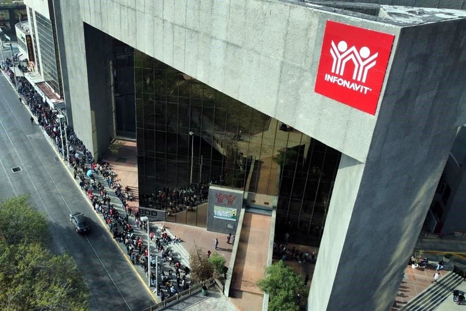 El delegado del Instituto en Nuevo León, señaló que por esta razón se tiene contemplado que en diciembre se abran tres nuevos Centros de Servicio Infonavit, (CESI). Dron y piso.  Plazo extendido.
