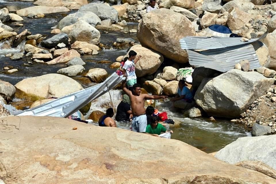 Habitantes de Acapulco acuden a bañarse y a lavar ropa al río, así como también a recolectar agua para llevarla a sus hogares.