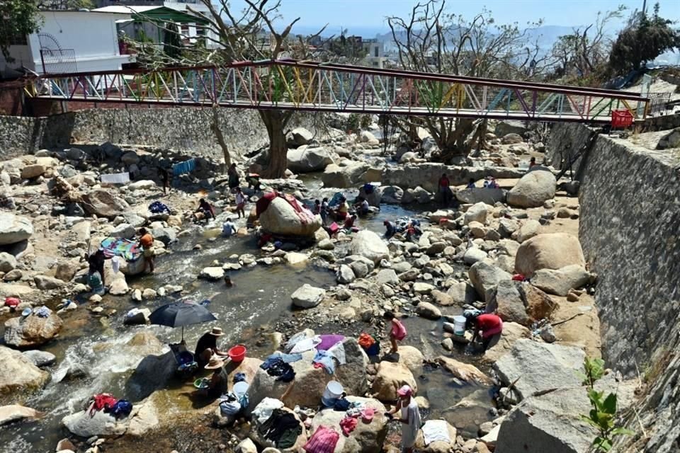 La situación ha originado que empiecen a enfermarse de la piel con ronchas y escoriaciones por el agua contaminada.