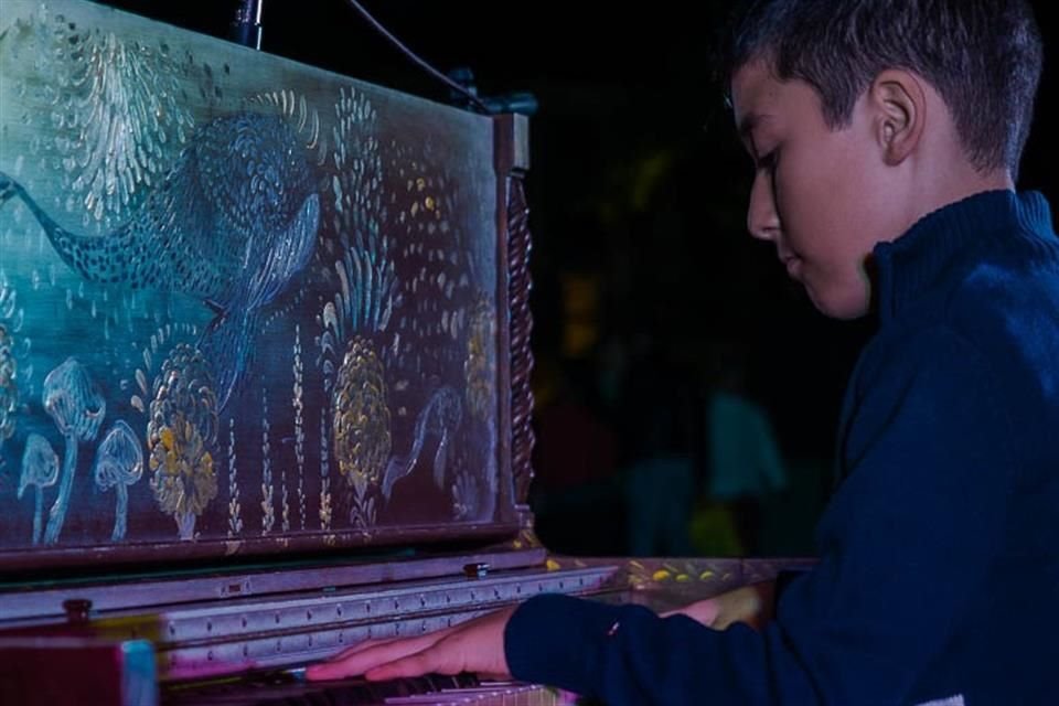 Piano intervenido por el artista  Rafael Veo, con la iniciativa Piano en mi Ciudad, impulsada por Fernando Manuel.