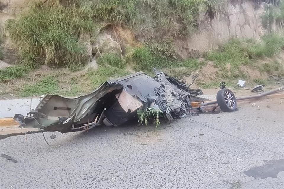 Un conductor de 19 años sobrevivió, pero quedó herido, en un accidente frente al Bosque Los Colomos, en el que su vehículo quedó en pedazos.