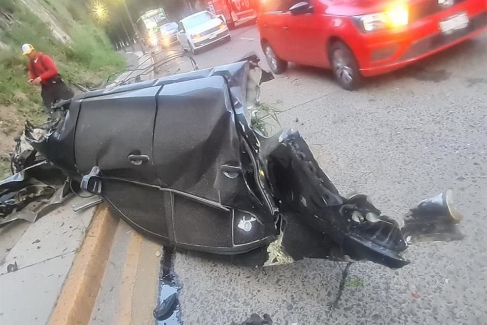 Un conductor de 19 años sobrevivió, pero quedó herido, en un accidente frente al Bosque Los Colomos, en el que su vehículo quedó en pedazos.