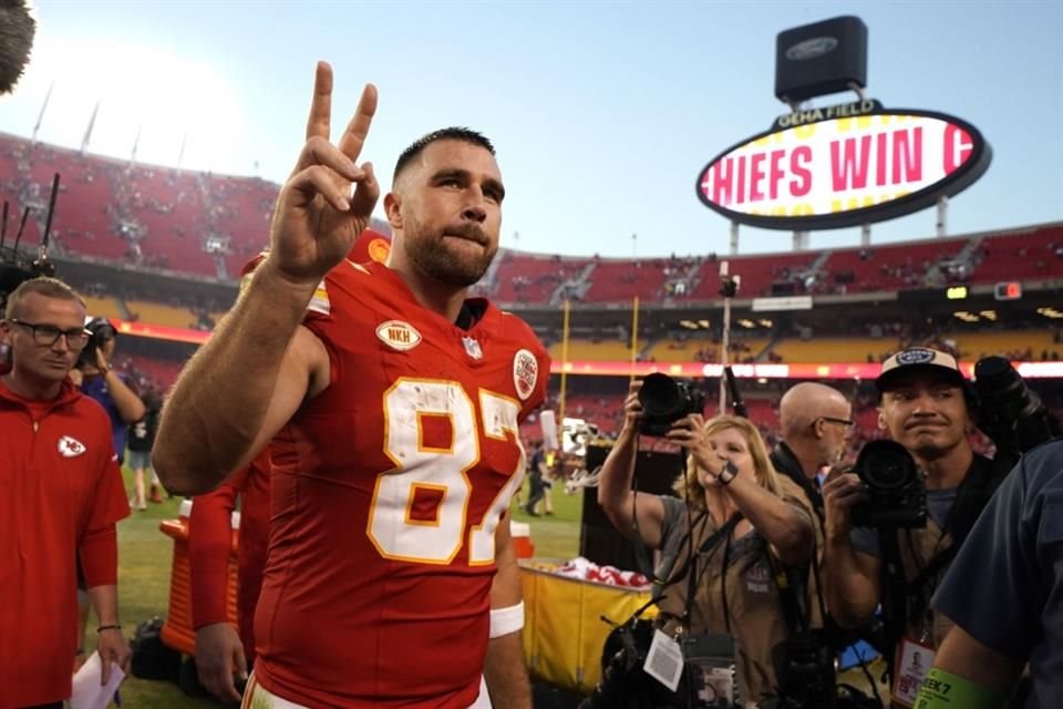 Travis Kelce, jugador de la NFL, dijo que quiere mantener privada su relación con Taylor Swift, durante una conferencia en Alemania.