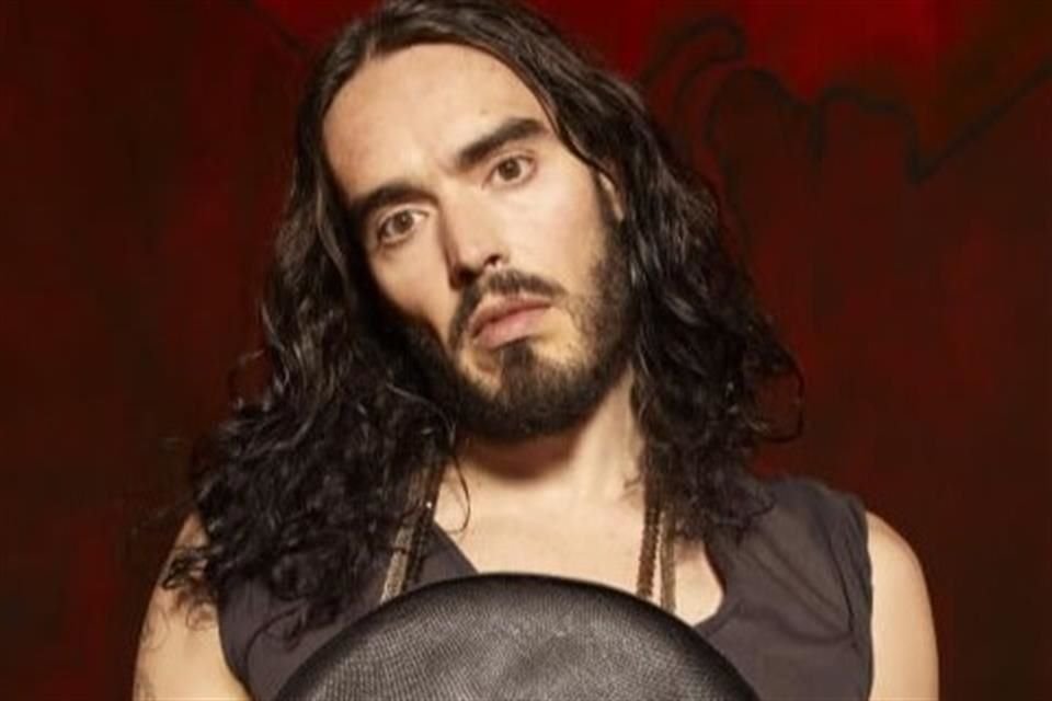 El actor Russell Brand fue acusado de agresión sexual en el baño de un set por una extra que participó junto al actor en la cinta 'Arthur'.