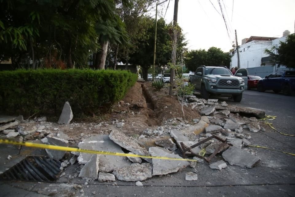 En la Calle Constelación, en la Colonia Jardines del Bosque, los peatones tienen que bajar de la banqueta para poder caminar debido a las obras.