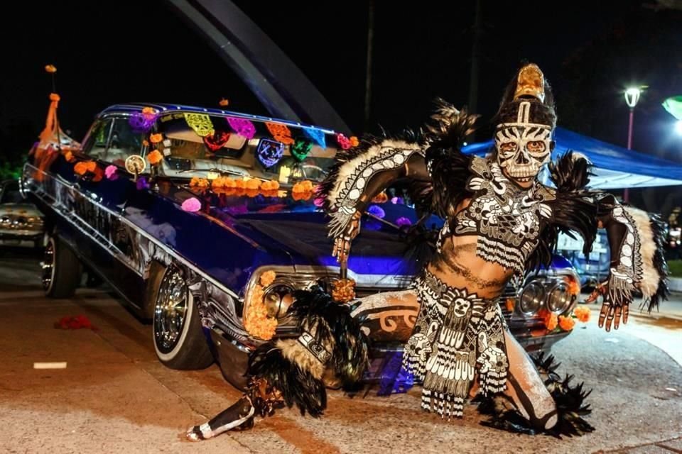 Ramiro es danzante del grupo Xochiquetzal, interpreta al Dios de la Muerte con máscara de calavera y plumas bicolores.