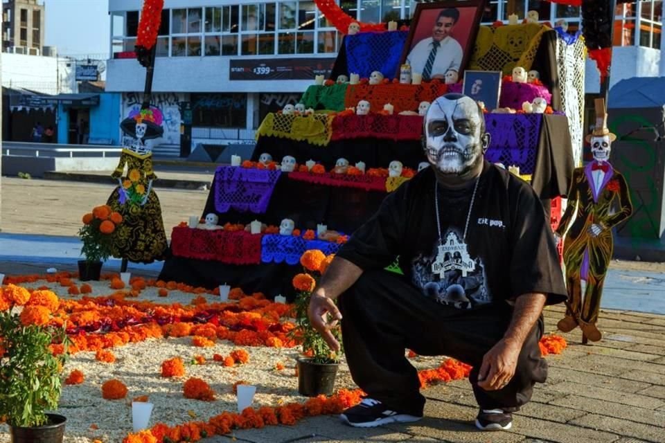 El Popeye a un lado del tradicional altar de muertos que se montó este año en el Parque de la Antigua Penal de Oblatos. 