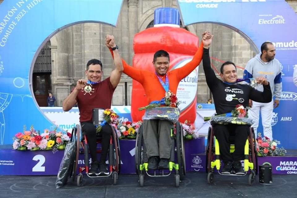 Pedro Gandarilla (centro) superó a los poblanos Gonzalo Valdovinos y a José Alan Frías.