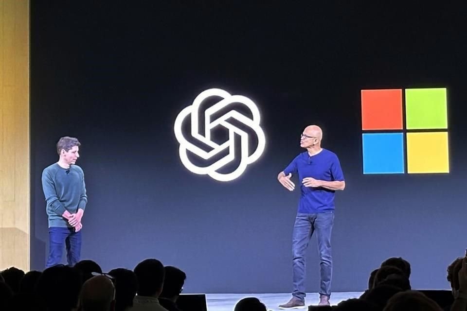 El CEO de OpenAI, Sam Altman, (Izq.) en el escenario con el CEO de Microsoft, Satya Nadella, en la primera conferencia de desarrolladores de OpenAI en San Francisco.