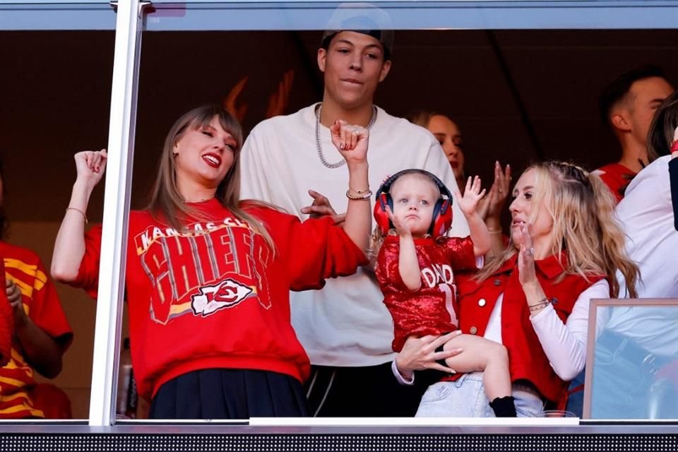 Taylor Swift se las ingenia para mostrar su apoyo hacia Travis Kelce en sus victorias en la NFL, con fiestas y en redes sociales.