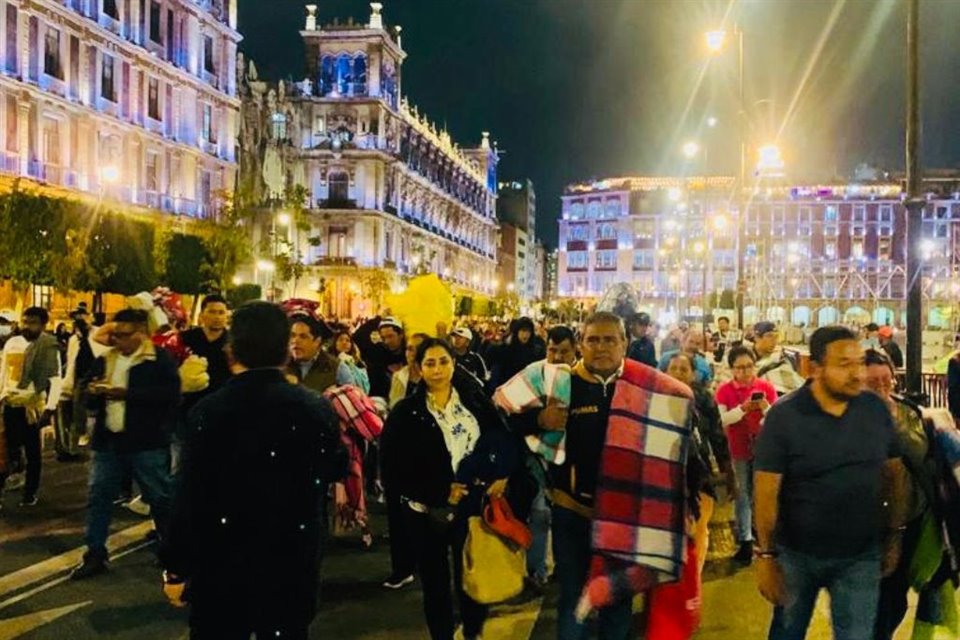 Afectados por 'Otis' armaron campamento frente a Palacio Nacional; mañana intentarán pedir a AMLO fondos para reconstrucción de Acapulco.