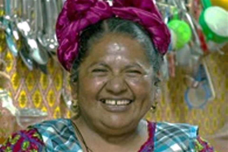 Abigail Mendoza Ruiz, cocinera tradicional oaxaqueña, fue galardonada en Artes y Tradiciones Populares.