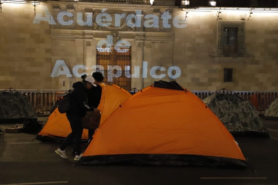 Afectados por 'Otis' armaron campamento frente a Palacio Nacional; mañana intentarán pedir a AMLO fondos para reconstrucción de Acapulco.