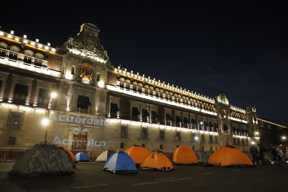 Afectados por 'Otis' armaron campamento frente a Palacio Nacional; mañana intentarán pedir a AMLO fondos para reconstrucción de Acapulco.