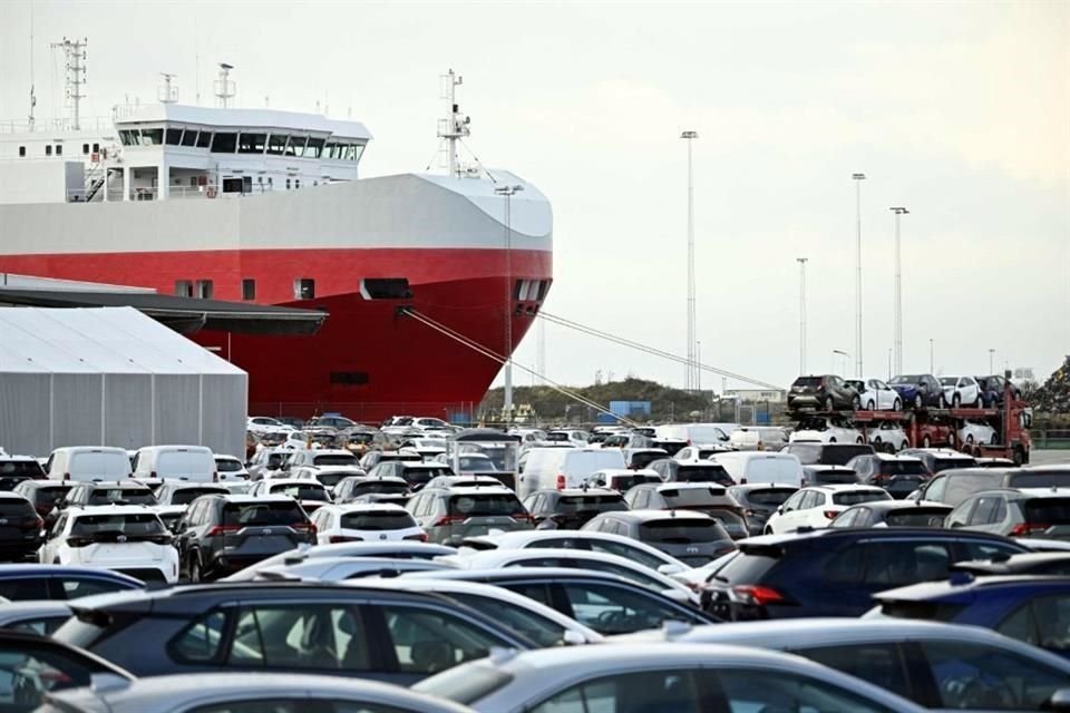 Trabajadores portuarios se niegan a transportar vehículos Tesla en Suecia.