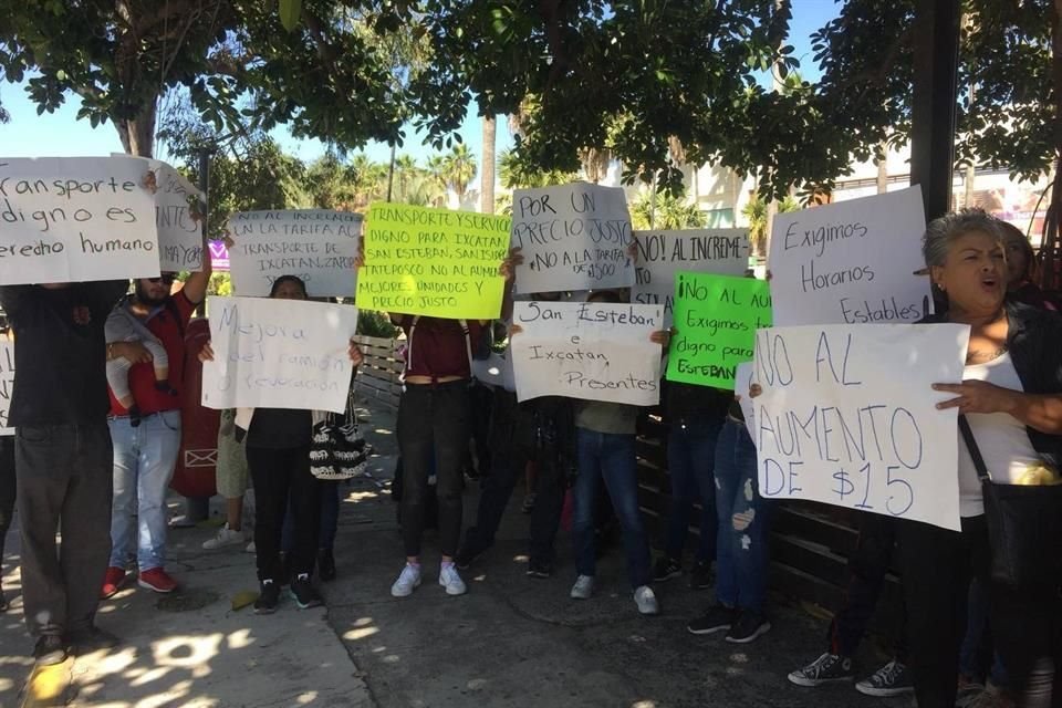 Habitantes de Ixcatán protestaron ayer frente a las instalaciones de SICT para frenar el transporte que les cobra 15 pesos.