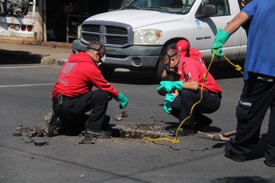 Personal del siapa investiga la red de alcantarillado ubicada en Volcán Momotombo y Volcán Popocatépetl en El Colli, Zapopan.