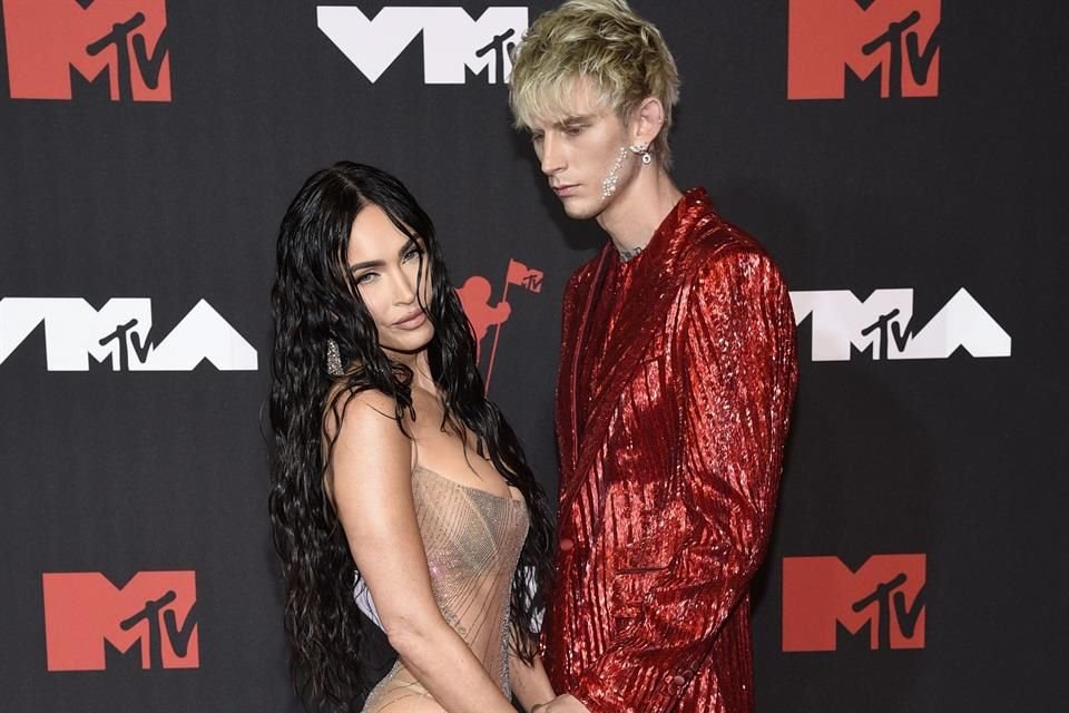 La actriz Megan Fox reveló que tuvo un aborto espontáneo durante su romance con el cantante Machine Gun Kelly.