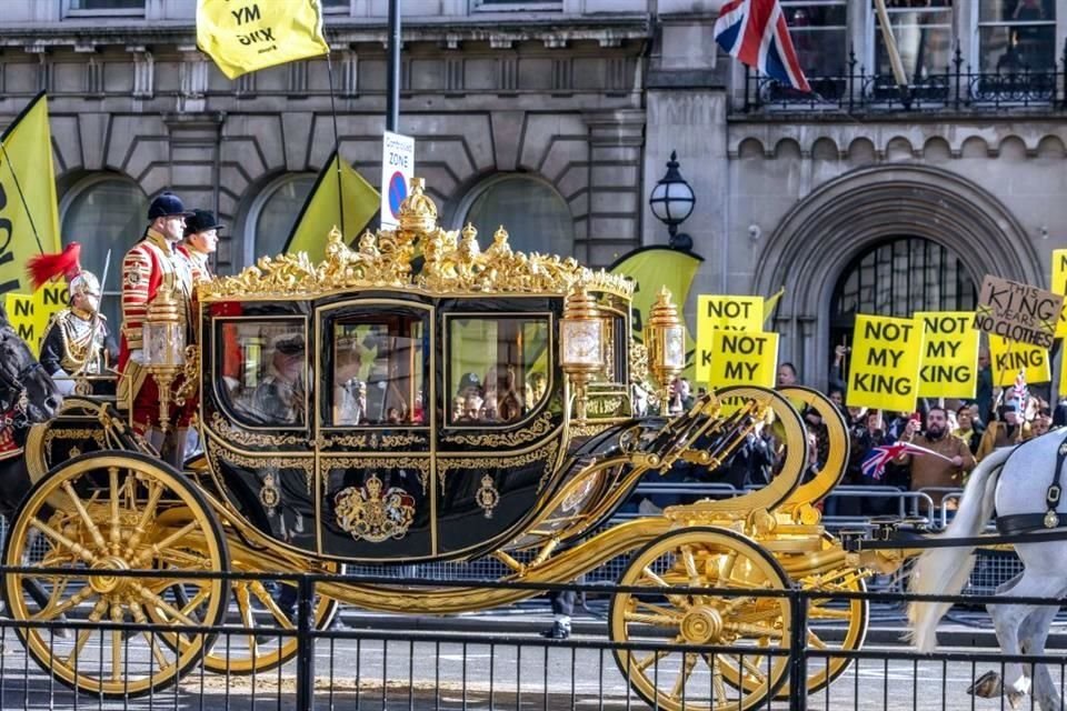 Las protestas se extedieron por varias calles de Londres.