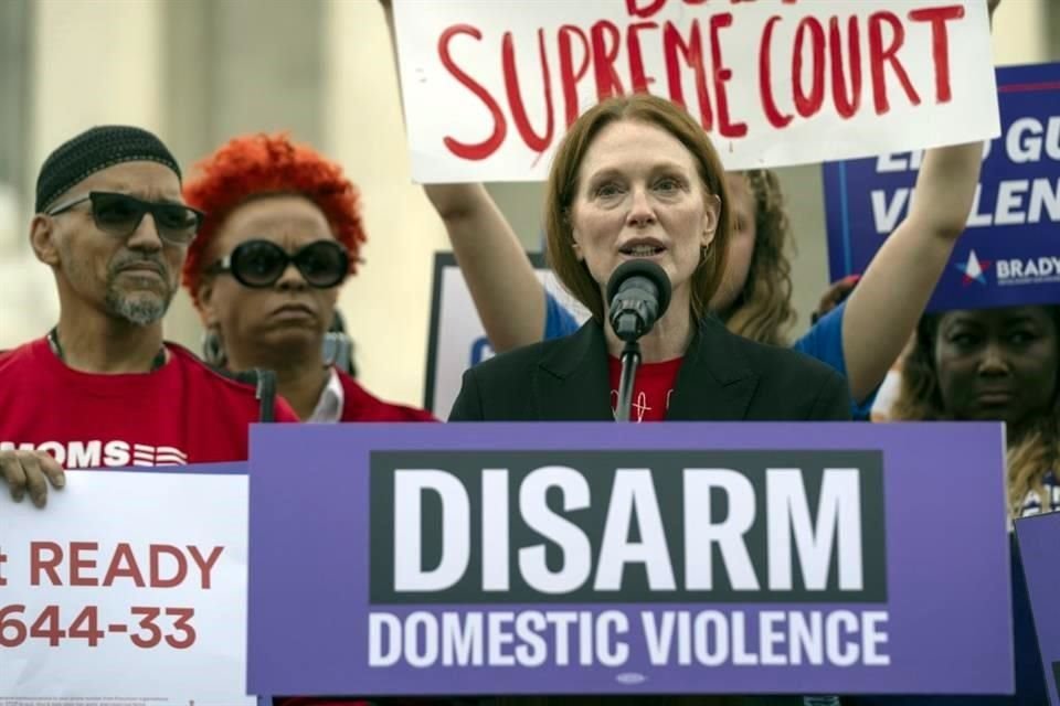 Julianne Moore dio un enérgico discurso durante un mitin en Washington.