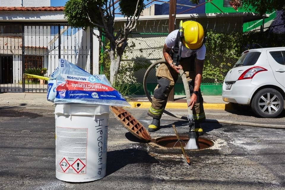 Se hizo lavado de alcantarillas que desprendían el olor al agroquímico.