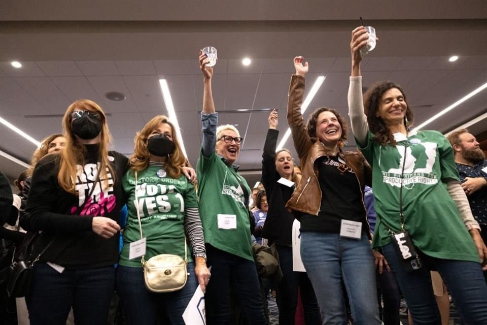 Activistas a favor del derecho al aborto celebran los resultados de la votación para proteger el acceso al procedimiento en el estado.