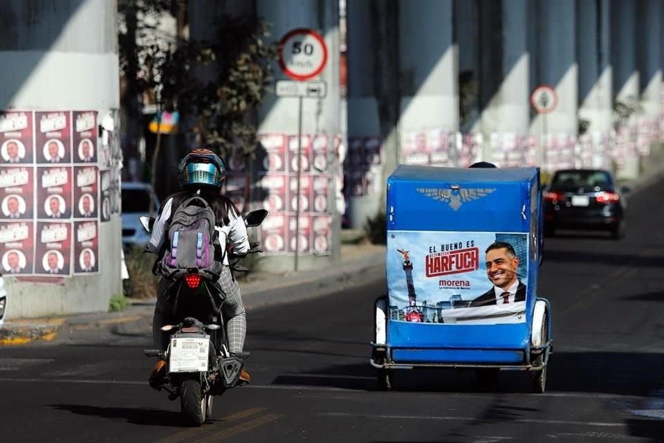 En la Alcaldía Tláhuac los afiches y bardas con el nombre de García Harfuch, aspirante a la Jefatura de Gobierno por Morena, ya son parte del entorno urbano.