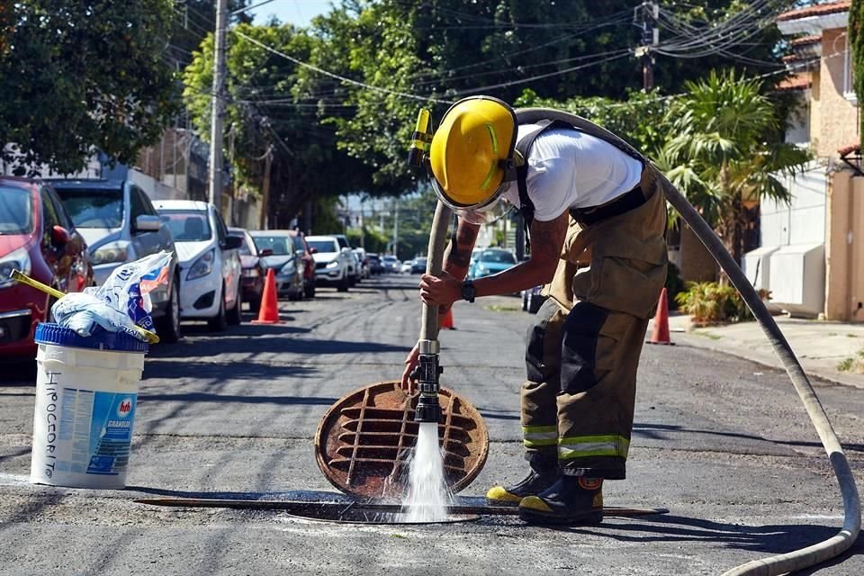 Elementos de Bomberos de Zapopan realizaron mediciones con las que descartaron explosividad, y lavaron pozos de paso del drenaje con agua, jabón en polvo y un eliminador de olores. 