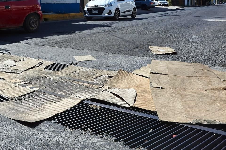 El olor a ajo en Calle Volcán Popocatépetl, cerca de Avenida Patria, era tan fuerte que vecinos colocaron cartones sobre una boca de tormenta, y usaron cubrebocas.