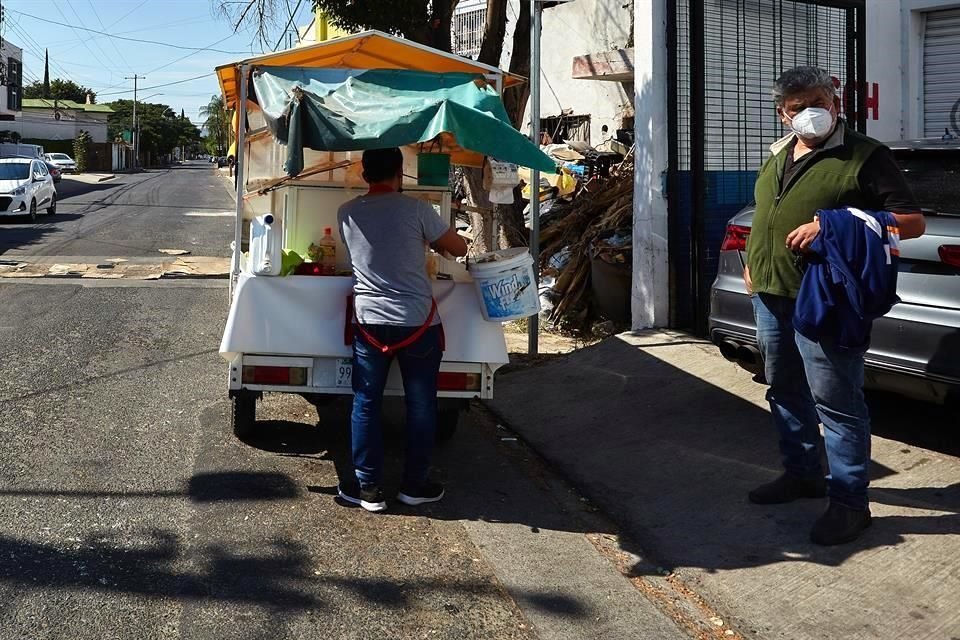 El olor a ajo en Calle Volcán Popocatépetl, cerca de Avenida Patria, era tan fuerte que vecinos colocaron cartones sobre una boca de tormenta, y usaron cubrebocas.