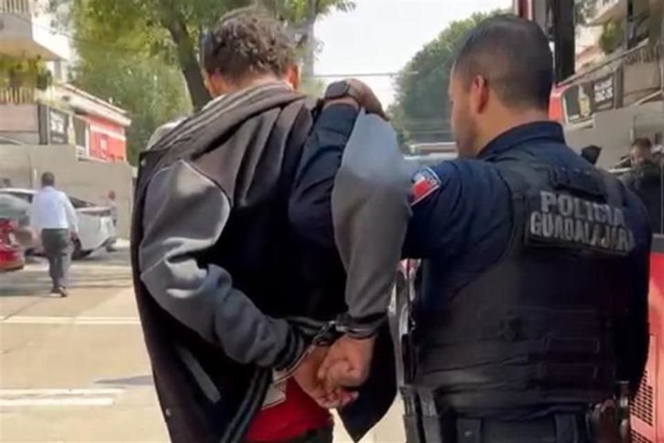 Un hombre robó sus celulares a dos pasajeras de un camión alimentador de la Línea 3, pero testigos y el chofer lo reportaron y fue detenido.