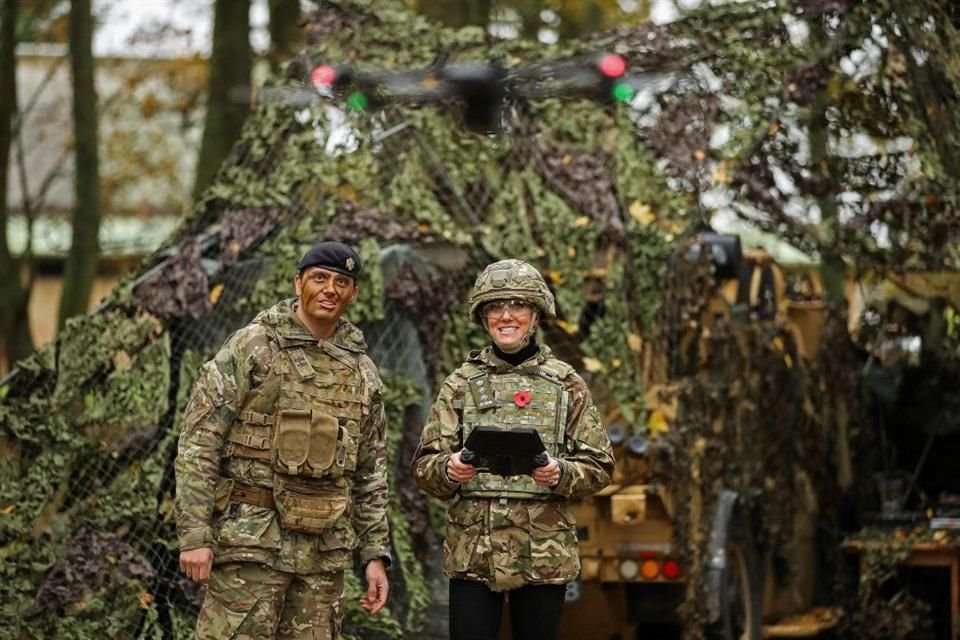 Catalina Middleton debutó como coronel de la Primera Guardia de Dragones de la Reina; lució traje de militar y manejó tanque y dron.