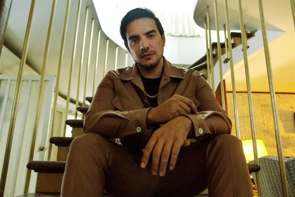Vadhir Derbez, conocido por su carrera actoral, guarda una faceta menos reconocida pero igualmente apasionante para él: la música.