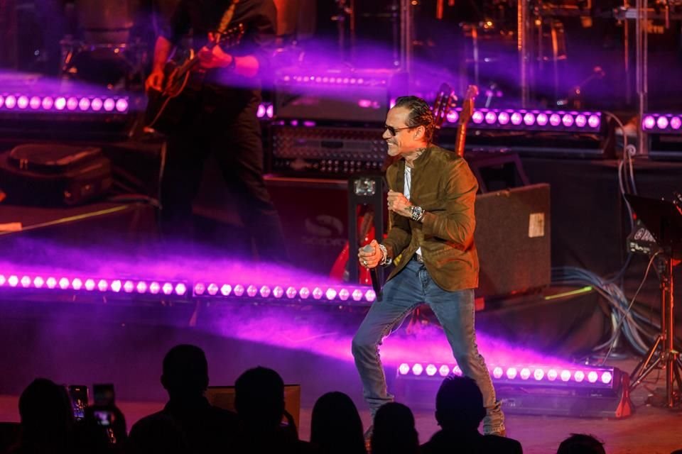 Marc Anthony invitó a los asistentes a levantarse a bailar.