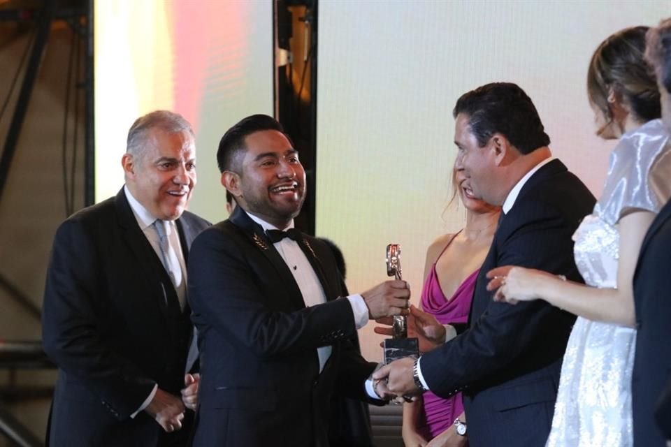Luis César Duran Hernández, con la empresa Thematics Brands, dedicada a experiencias inmersivas, ganó el Premio Adolf Horn al Empresario Joven del Año.