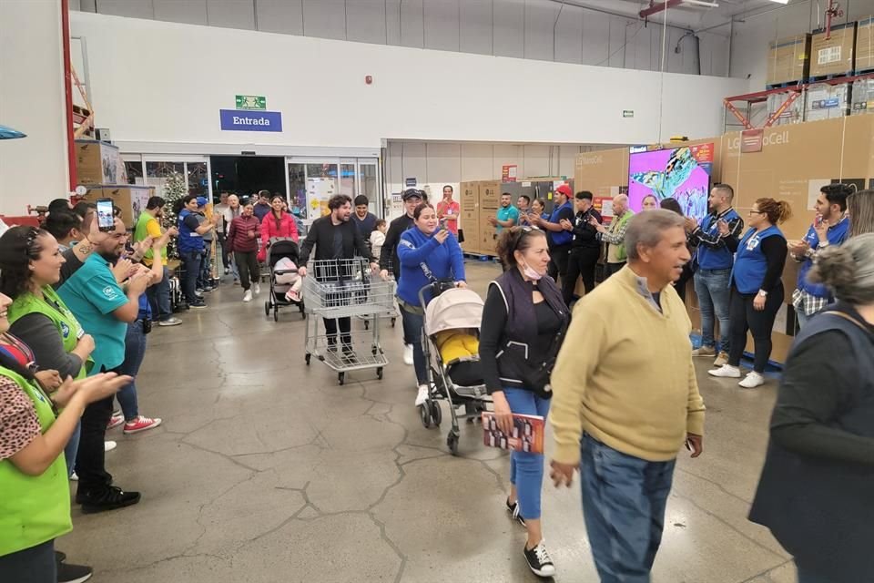 Desde el primer minuto del día, los compradores aprovecharon las ofertas de un Club de precios que se ubica en Zapopan.