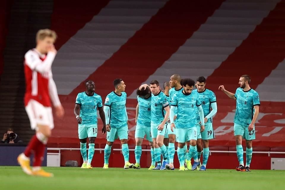 Los Reds golearon en el Emirates Stadium y se acercan al cuarto sitio de la Premier.