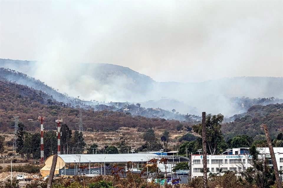 Por el incendio hay alerta atmosférica en cinco municipios. Vecinos reportaron caída de ceniza, afectaciones en vías respiratorias, y dolor de cabeza.