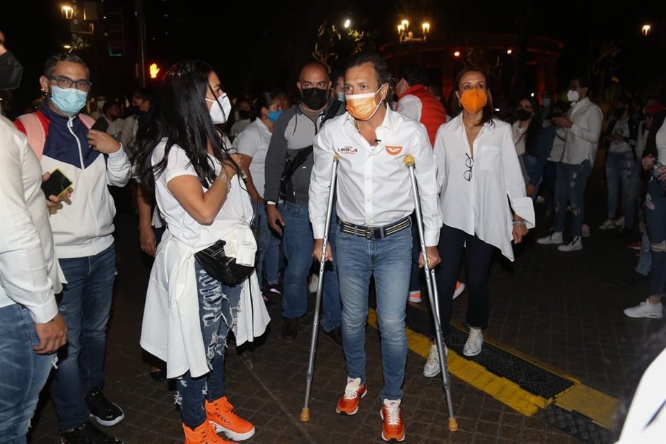 Aún con muletas, Pablo Lemus acudió al arranque de su campaña al Paseo Alcalde.