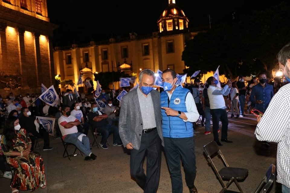 Fernando Garza arribó a Plaza Fundadores para dar inicio a su campaña.