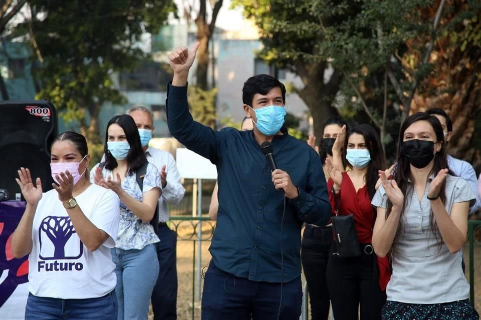 El candidato a la Alcaldía de Zapopan, Pedro Kumamoto, aplazó su arranque de campaña debido a que el IEPC aún no aprobaba las candidaturas.