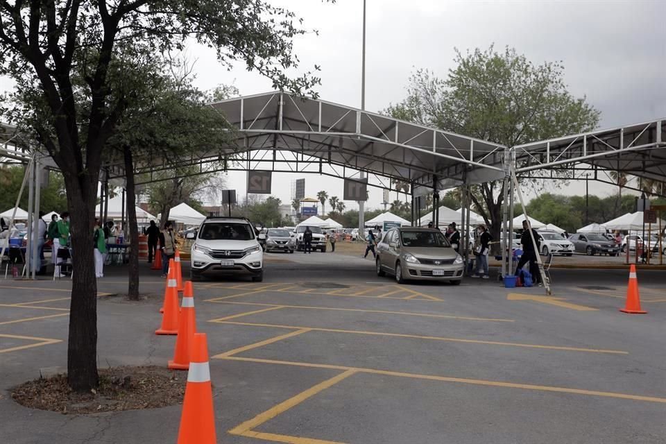 Con la modalidad de drive thru, se instaló un módulo de vacunación en el Estadio Universitario, en San Nicolás.
