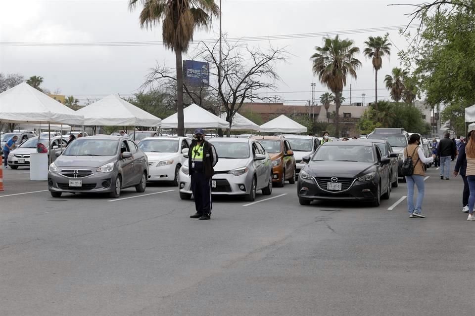 Con la modalidad de drive thru, se instaló un módulo de vacunación en el Estadio Universitario, en San Nicolás.