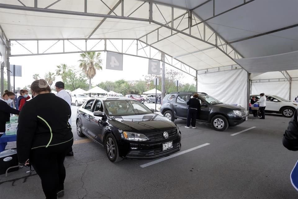 Con la modalidad de drive thru, se instaló un módulo de vacunación en el Estadio Universitario, en San Nicolás.