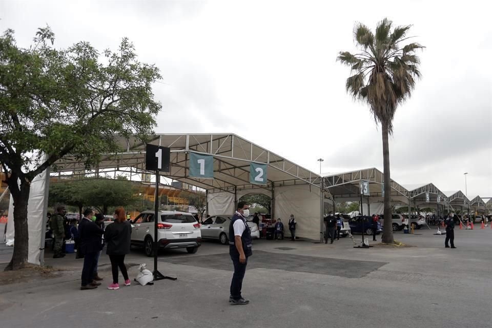 Con la modalidad de drive thru, se instaló un módulo de vacunación en el Estadio Universitario, en San Nicolás.