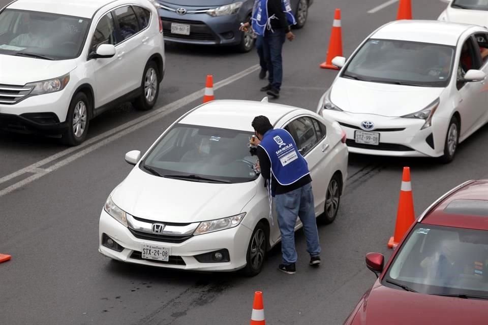 Con la modalidad de drive thru, se instaló un módulo de vacunación en el Estadio Universitario, en San Nicolás.