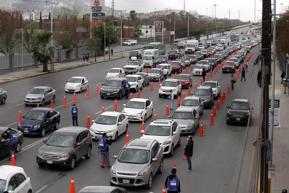 Con la modalidad de drive thru, se instaló un módulo de vacunación en el Estadio Universitario, en San Nicolás.