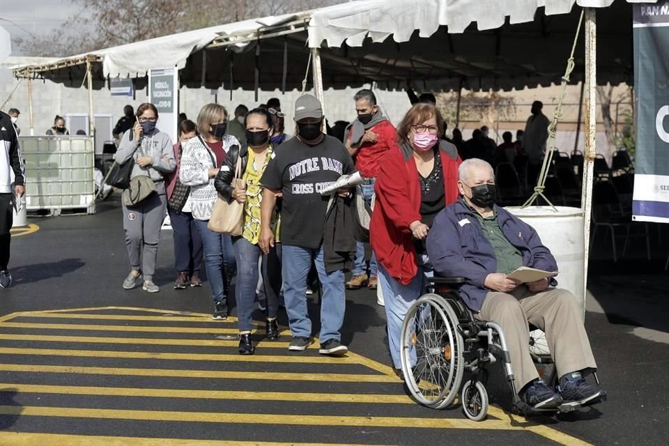 En el módulo de Paseo La Fe los adultos mayores aseguran que el proceso de vacunación es ágil.
